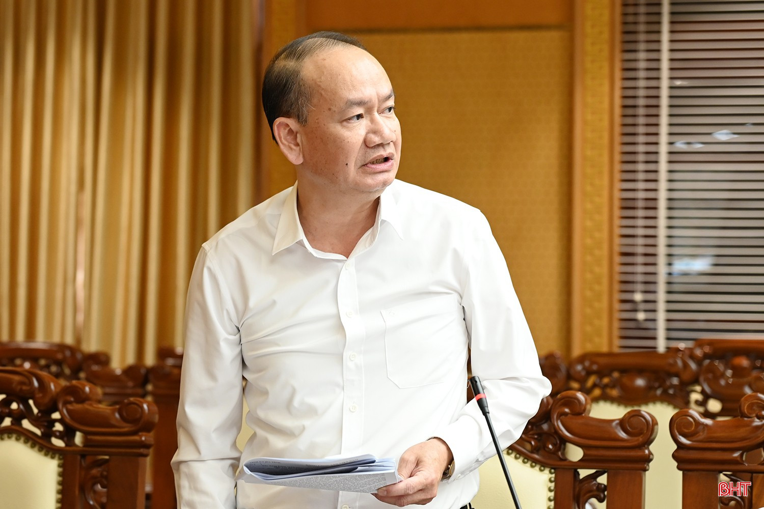 Phó Trưởng ban Tuyên giáo và Dân vận Tỉnh ủy Phan Tấn Linh góp ý nội dung tại cuộc họp. bqbht_br_dsc-0r933.jpg