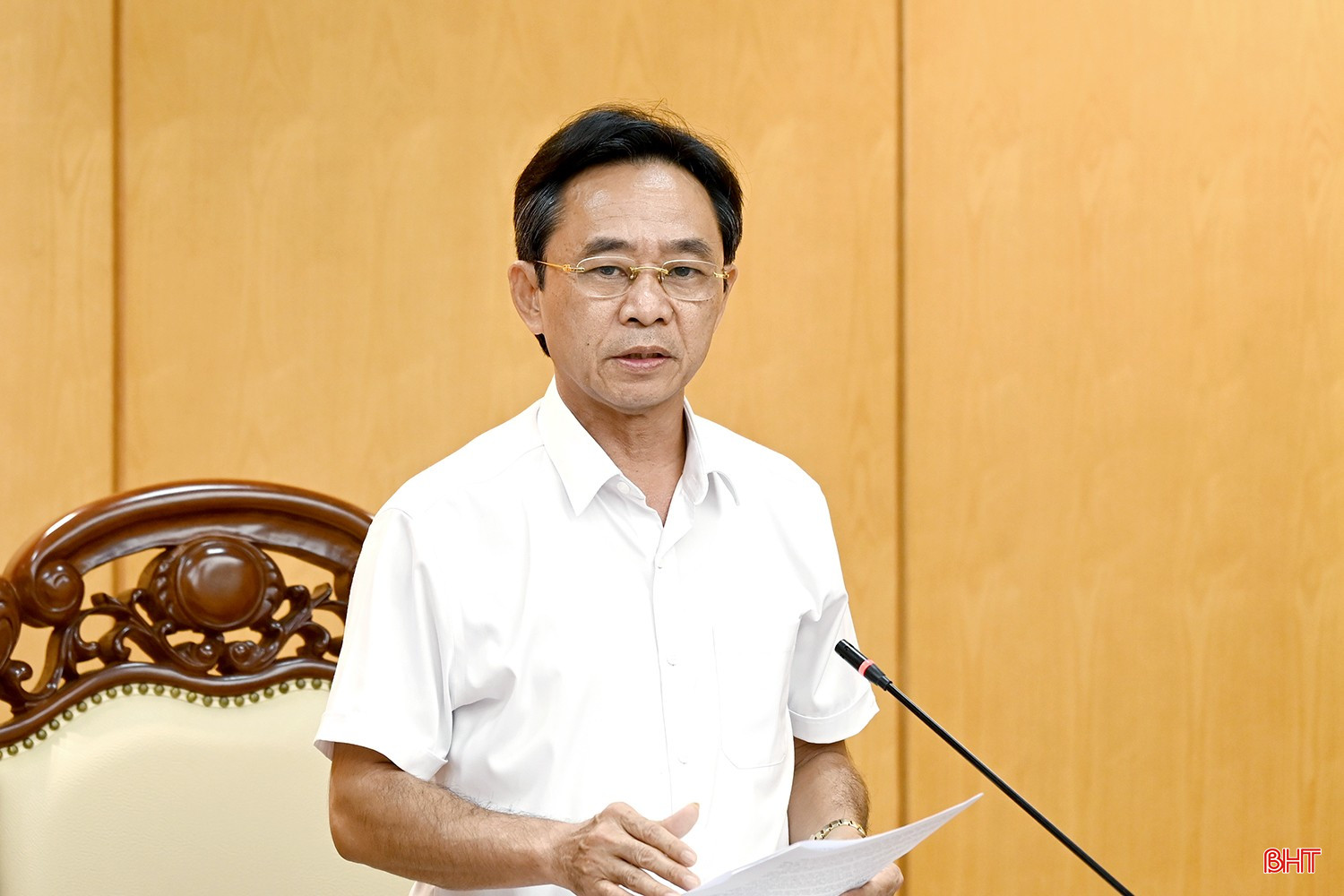 Phó Bí thư Thường trực Tỉnh ủy Trần Thế Dũng thông tin quá trình tiếp thu, hoàn thiện các dự thảo văn kiện đại hội. bqbht_br_dscf-0909-818.jpg