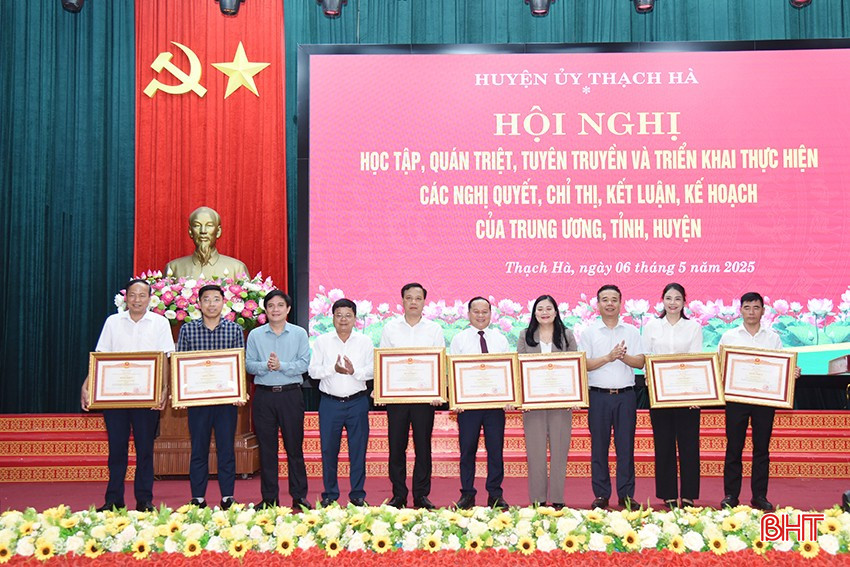.... và trao bằng khen của Thủ tướng Chính phủ cho 3 tập thể, 5 cá nhân. bqbht_br_dsc-7635-copy.jpg