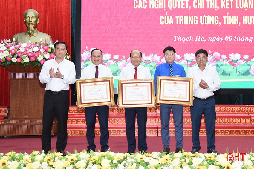 Lãnh đạo huyện trao Huân chương Lao động hạng Ba cho 1 tập thể, 2 cá nhân... bqbht_br_dsc-7623-copy.jpg