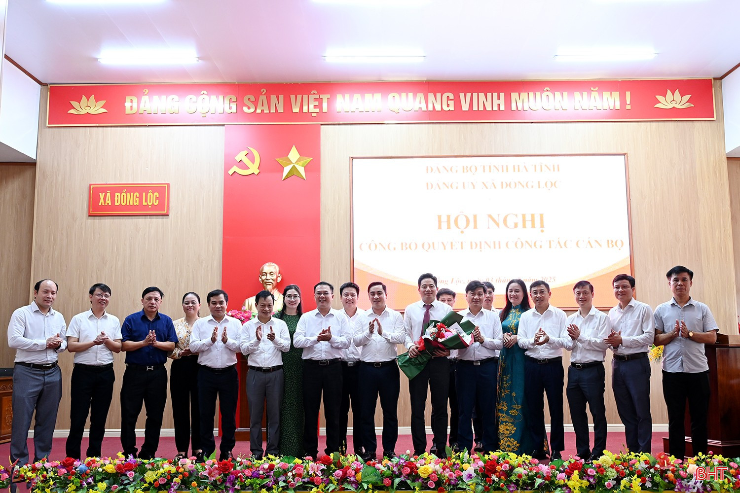 ... cán bộ, lãnh đạo Sở KH&CN tặng hoa chúc mừng đồng chí Dương Văn Tuấn. bqbht_br_dsc-443d1.jpg