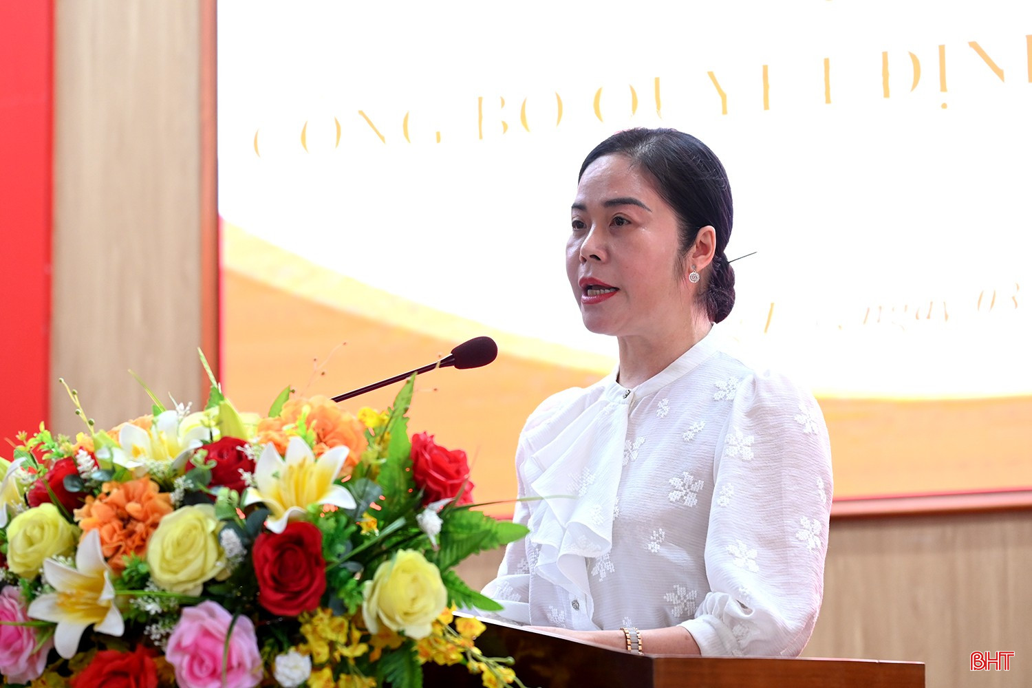 Phó Trưởng ban Tổ chức Tỉnh ủy Nguyễn Thị Thanh Hồng công bố quyết định của Ban Thường vụ Tỉnh ủy. bqbht_br_dsc-a4356.jpg