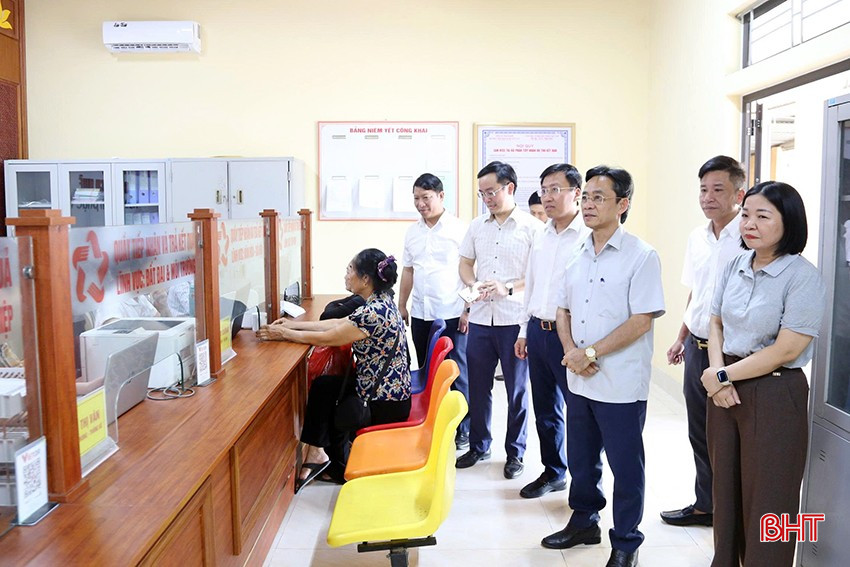 Chị Võ Thị Vinh - Chánh Văn phòng Sở Nội vụ (ngoài cùng bên phải) sẽ được điều động đến nhận công tác tại xã Thạch Khê từ ngày 1/7/2025. bqbht_br_vvff.jpg