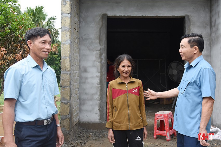 Bà Nguyễn Thị Nha (xã Kỳ Thượng, huyện Kỳ Anh) không giấu nổi niềm vui bên ngôi nhà mới đang dần hoàn thiện. bqbht_br_dsc-90a91.jpg