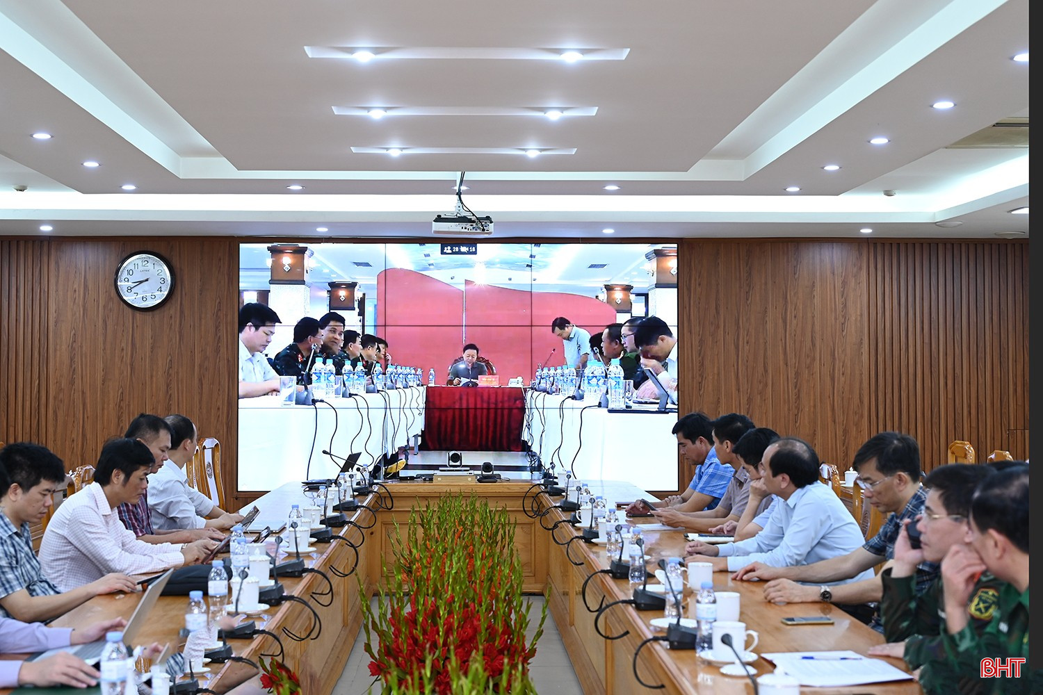 Đại biểu từ điểm cầu Hà Tĩnh theo dõi hội nghị. bqbht_br_dsc-6d416.jpg