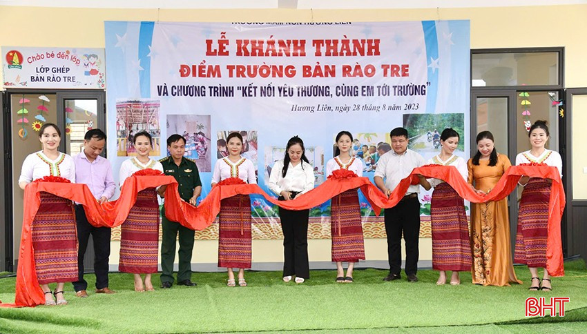 Thượng tá Bảo cắt băng khánh thành điểm trường bản Rào Tre, Hương Liên (Hương Khê). bqbht_br_fdf.jpg