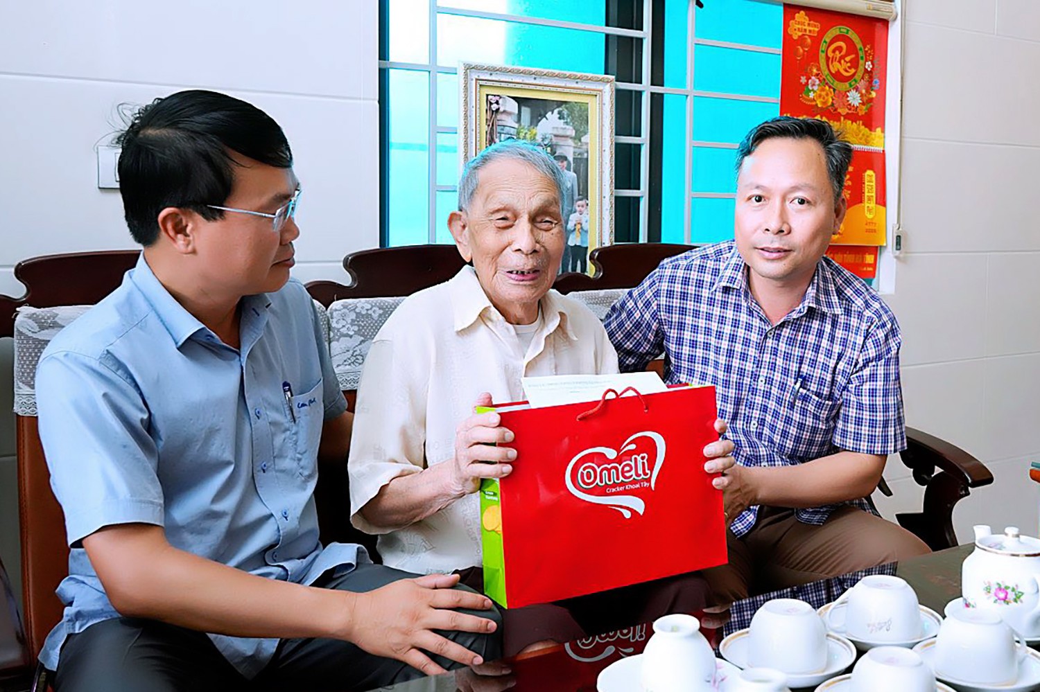 Lãnh đạo xã Thạch Hà thăm, chúc sức khỏe và xin ý kiến "cố vấn" từ cụ Minh vào các dịp quan trọng. anh-1d3.jpg