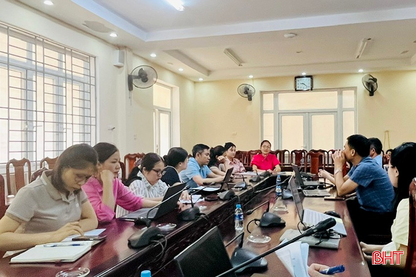 Tổ hướng dẫn các phòng, ban, đơn vị thuộc Cơ quan UBND huyện Hương Khê thực hiện sắp xếp, bàn giao, lưu trữ tài liệu trong quá trình sắp xếp tổ chức bộ máy hội ý triển khai nhiệm vụ. bqbht_br_ef3cbef1-8c74-491f-81a8-b3e2ef35aedf.jpg