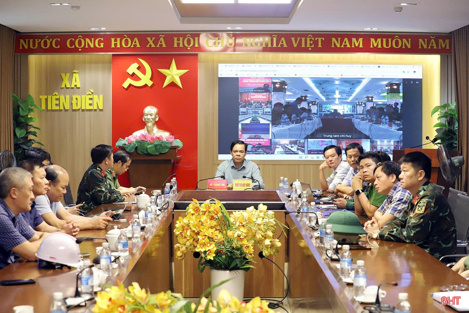Chủ tịch UBND tỉnh Võ Trọng Hải chủ trì tại điểm cầu xã Tiên Điền. Ảnh Văn Đức. bqbht_br_z6942948873664-fc6099e679706e66c0e588f14fcc4669.jpg