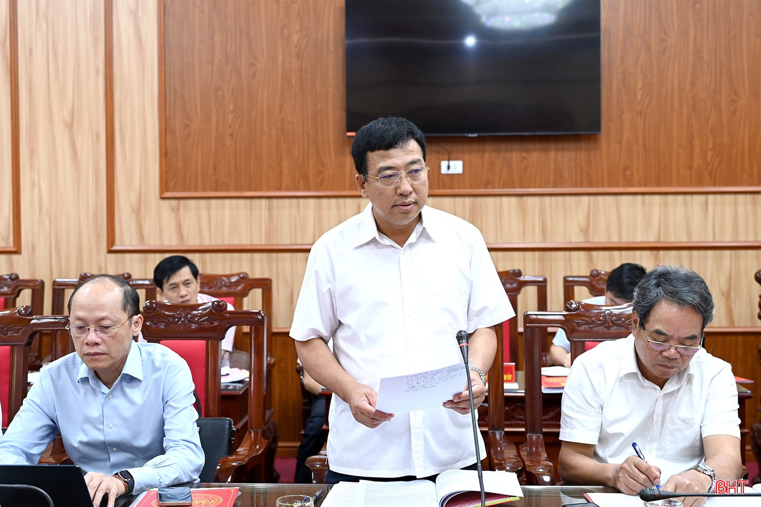 Phó Chủ tịch Thường trực HĐND tỉnh Trần Tú Anh góp ý các nội dung liên quan đến dự thảo báo cáo chính trị trình đại hội. bqbht_br_dsc-81x62.jpg