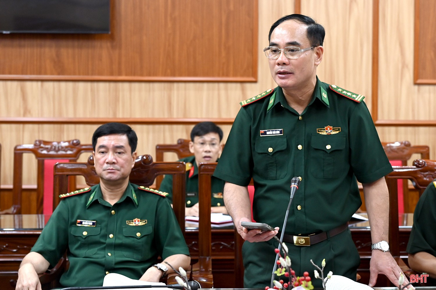 Đại tá Nguyễn Thái Bình - Phó Chính ủy Bộ CHQS tỉnh kiêm Chính ủy Ban Chỉ huy Bộ đội Biên Phòng tỉnh phát biểu làm rõ thêm nội dung liên quan đến công tác nhân sự tại hội nghị. bqbht_br_dsc-81x53.jpg