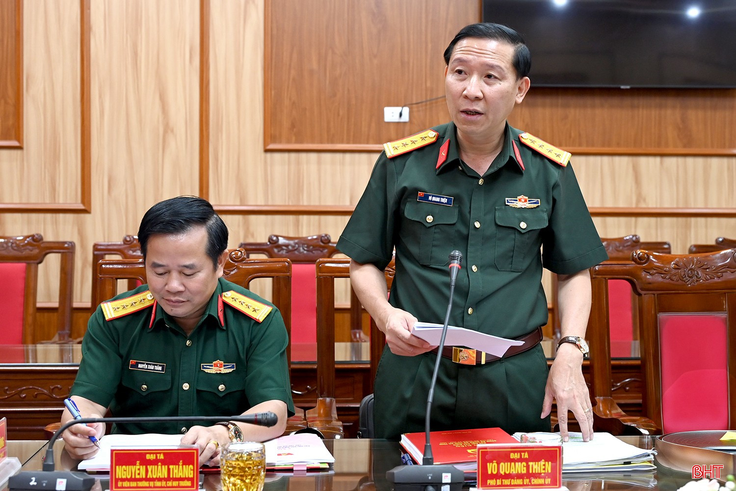 Đại tá Võ Quang Thiện - Phó Bí thư Đảng ủy, Chính ủy Bộ CHQS tỉnh Hà Tĩnh báo cáo công tác chuẩn bị đại hội. bqbht_br_dsc-8132-cxopy.jpg