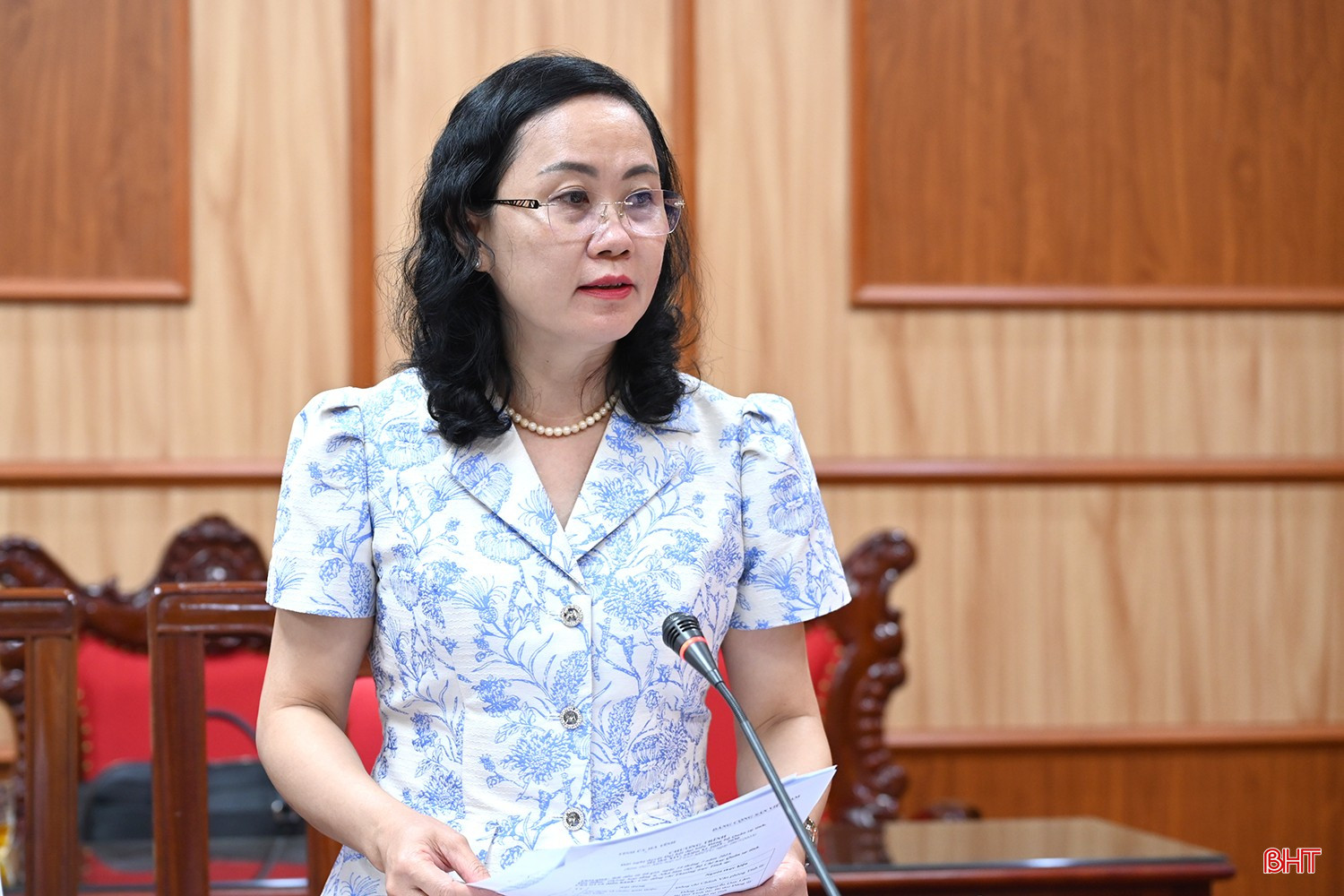 Trưởng ban Tổ chức Tỉnh ủy Trương Thanh Huyền trao đổi các nội dung liên quan đến công tác nhân sự. bqbht_br_dsc-81x92.jpg