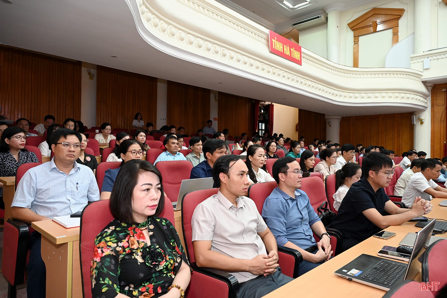 Đại biểu dự hội nghị ở điểm cầu UBND tỉnh. bqbht_br_dsc-6f865.jpg