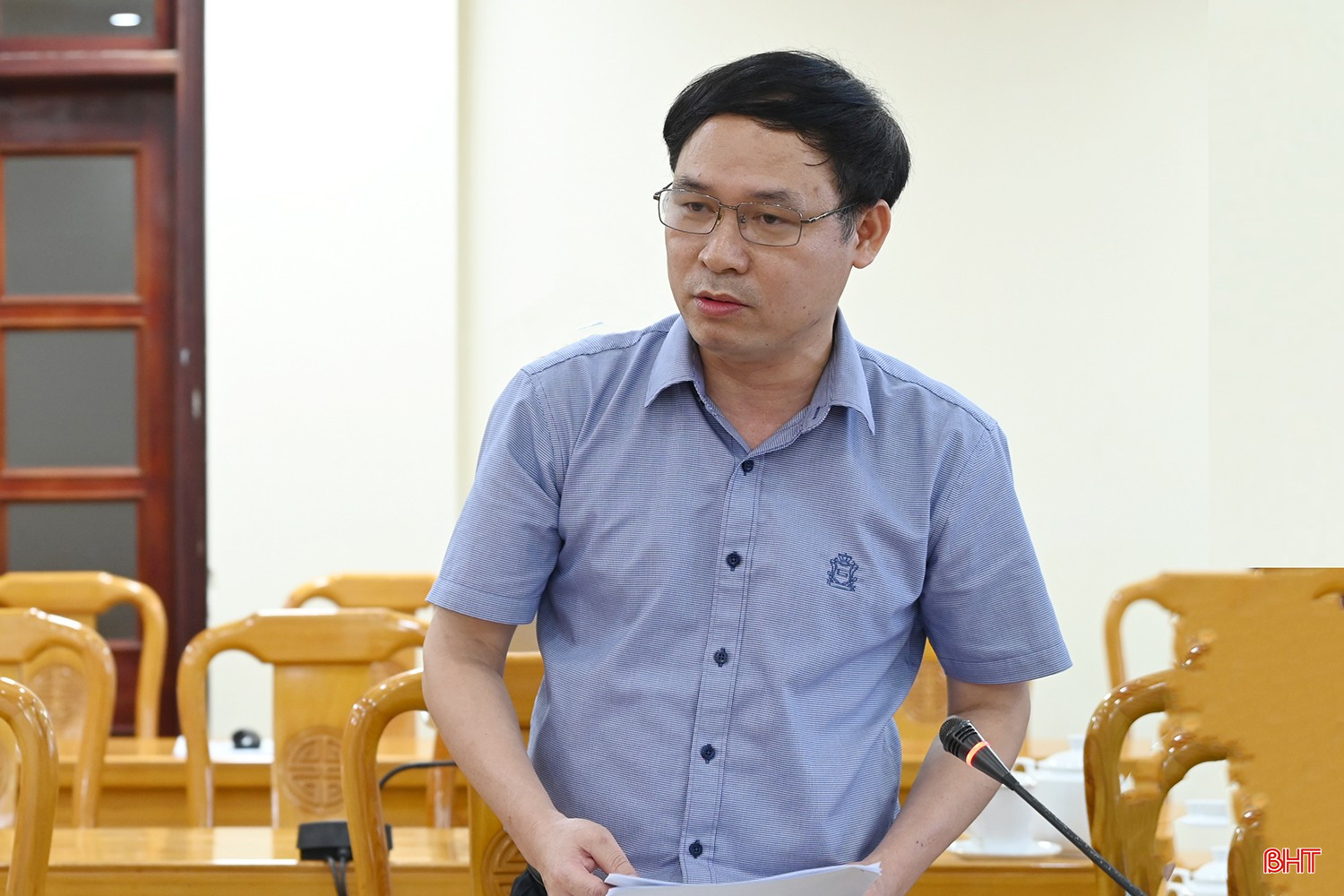 Phó Giám đốc Sở Tài chính Nguyễn Đức Thắng báo cáo các nội dung điều chỉnh dự thảo báo cáo chính trị trên lĩnh vực kinh tế - xã hội. bqbht_br_dsc-011d5-copy.jpg