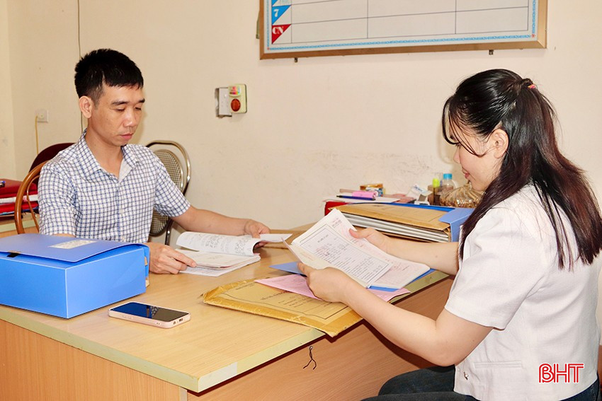 Cán bộ xã Sơn Kim 1 rà soát hồ sơ, văn kiện đại hội Đảng. bqbht_br_img-5893-copy.jpg