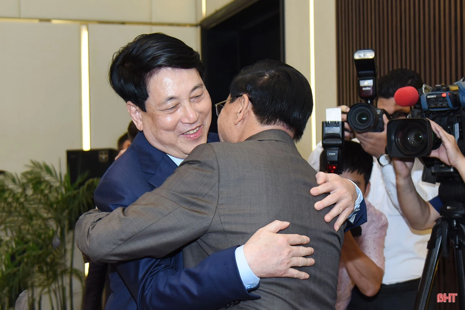 Chủ tịch nước Lương Cường tiếp đón nồng hậu Tổng Bí thư, Chủ tịch nước Lào Thongloun Sisoulith.