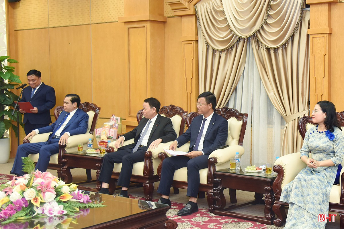 Chủ tịch UBND tỉnh Võ Trọng Hải và lãnh đạo một số sở, ngành tiếp đón đoàn. bqbht_br_dsc-8158-copy.jpg