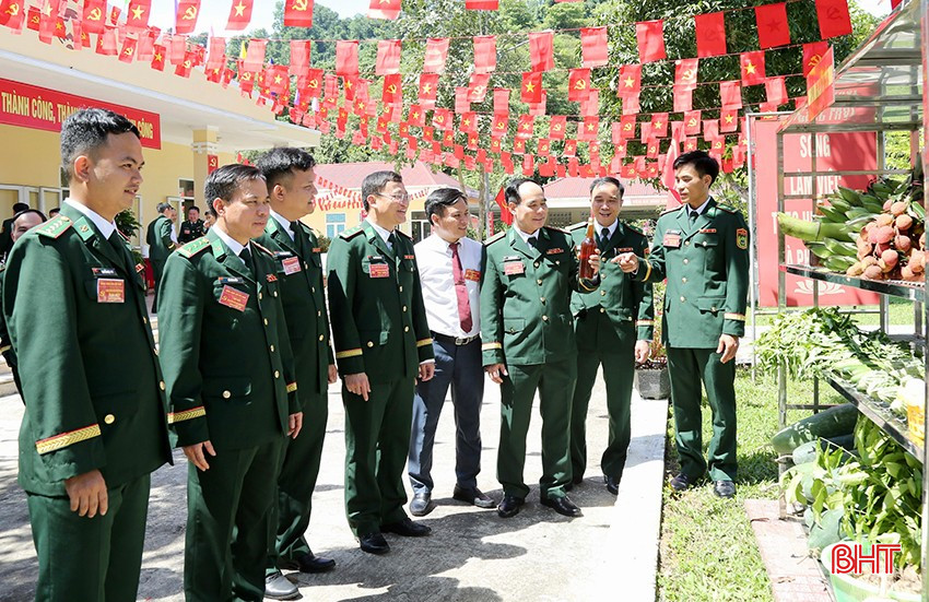 Thượng tá Bảo (thứ 2 trái sang) và các đồng chí trong Bộ Chỉ huy tham quan gian hàng tăng gia sản xuất bên lề Đại hội Đảng bộ Đồn biên phòng Hòa Hải (Hương Khê). bqbht_br_dffff.jpg