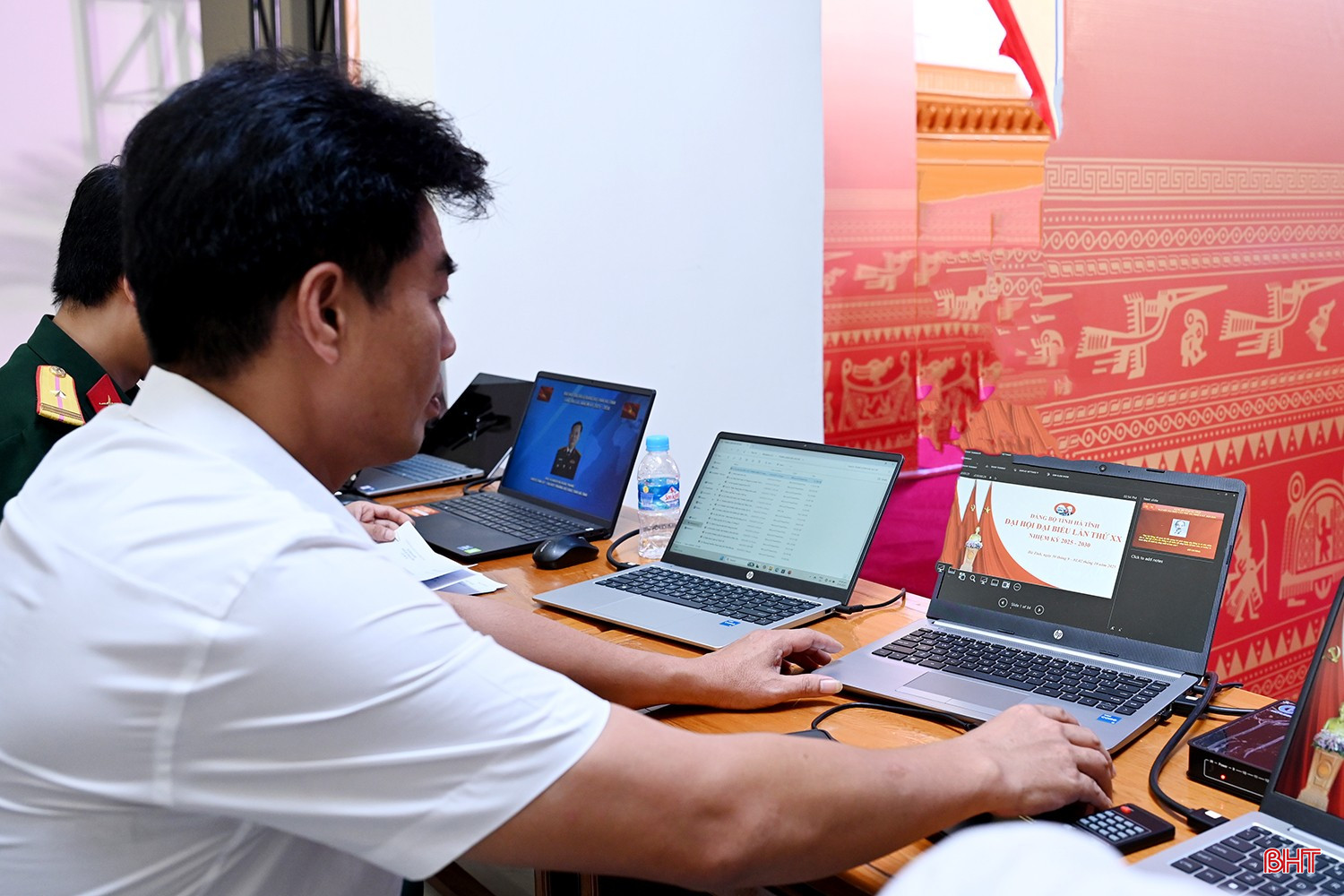 Các nội dung các tham luận, báo cáo chính trị, dự thảo nghị quyết... đều được trình bày bằng slide sinh động. bqbht_br_dsc-6d293.jpg