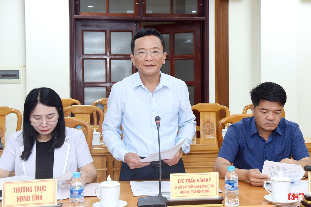 Phó Chủ tịch HĐND tỉnh Trần Văn Kỳ báo cáo kế hoạch dự kiến kỳ họp giữa năm 2025. bqbht_br_dsc-8004-copy.jpg