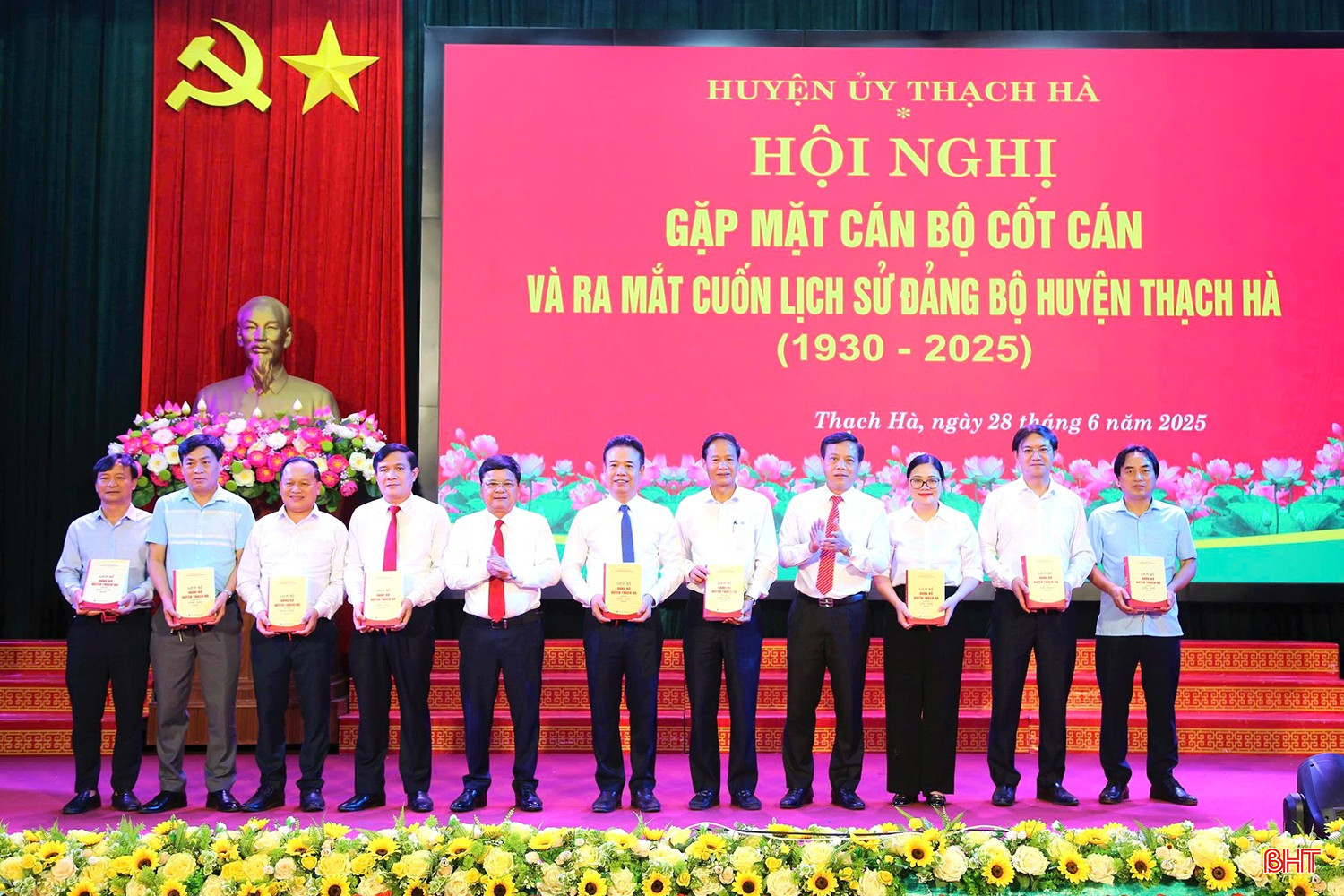 Huyện ủy Thạch Hà tặng sách lịch sử Đảng bộ huyện cho các đại biểu. bqbht_br_z6750391412780-aa2e006ac23d3f97409fa4da0074e9ee.jpg