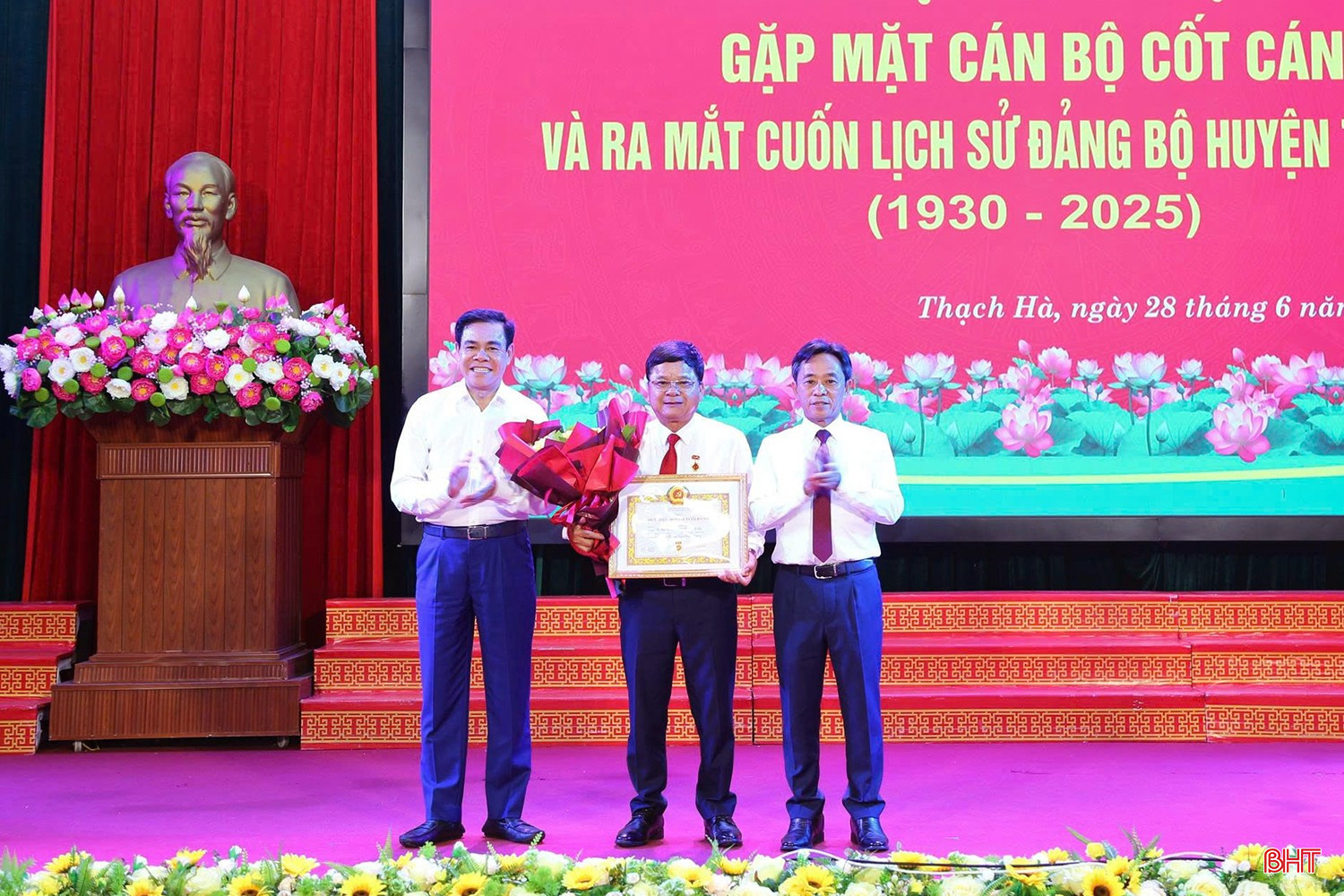 Đồng chí Trần Thế Dũng - Phó Bí thư Thường trực Tỉnh ủy, đồng chí Võ Trọng Hải - Phó Bí thư Tỉnh ủy, Chủ tịch UBND tỉnh trao huy hiệu 40 năm tuổi Đảng cho đồng chí Nguyễn Văn Thắng Phó Bí thư Thường trực Huyện ủy... bqbht_br_z6750387775442-0e4a201c93a94692133d6e6582e4e423.jpg