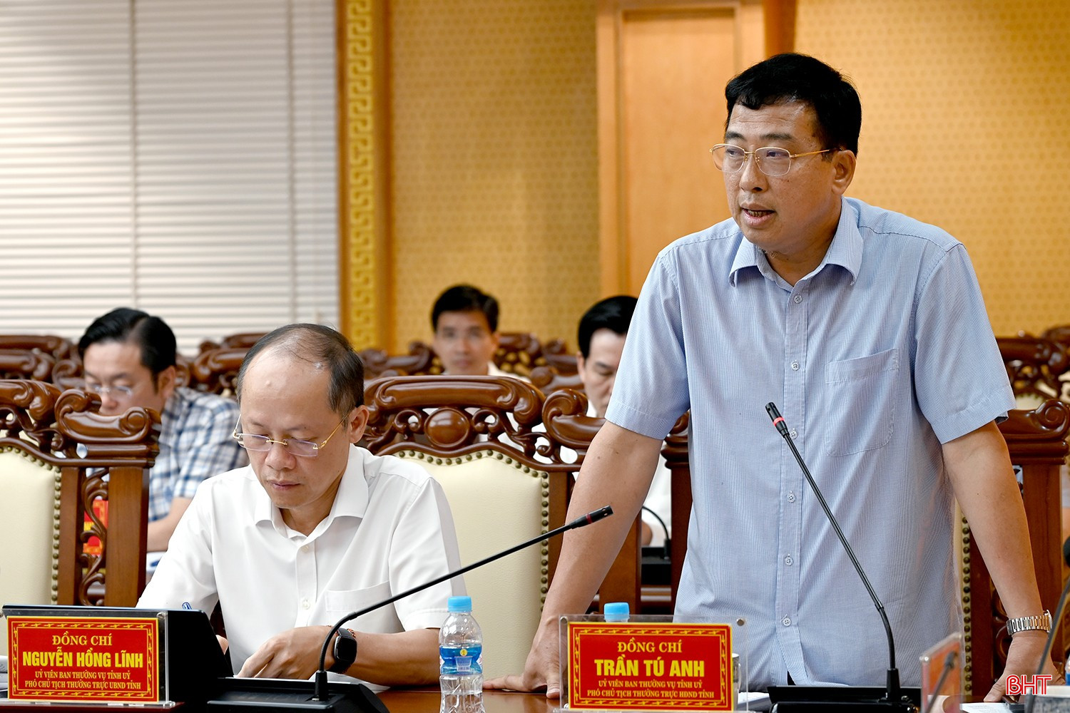 Phó Chủ tịch Thường trực HĐND tỉnh Trần Tú Anh góp ý chi tiết các nội dung báo cáo chính trị. bqbht_br_dsc-6068-copy.jpg