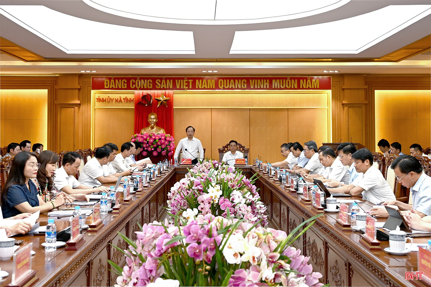Bí thư Tỉnh ủy Nguyễn Duy Lâm và Phó Bí thư Thường trực Tỉnh ủy Trần Thế Dũng chủ trì cuộc họp. bqbht_br_dsc-6013-copy.jpg