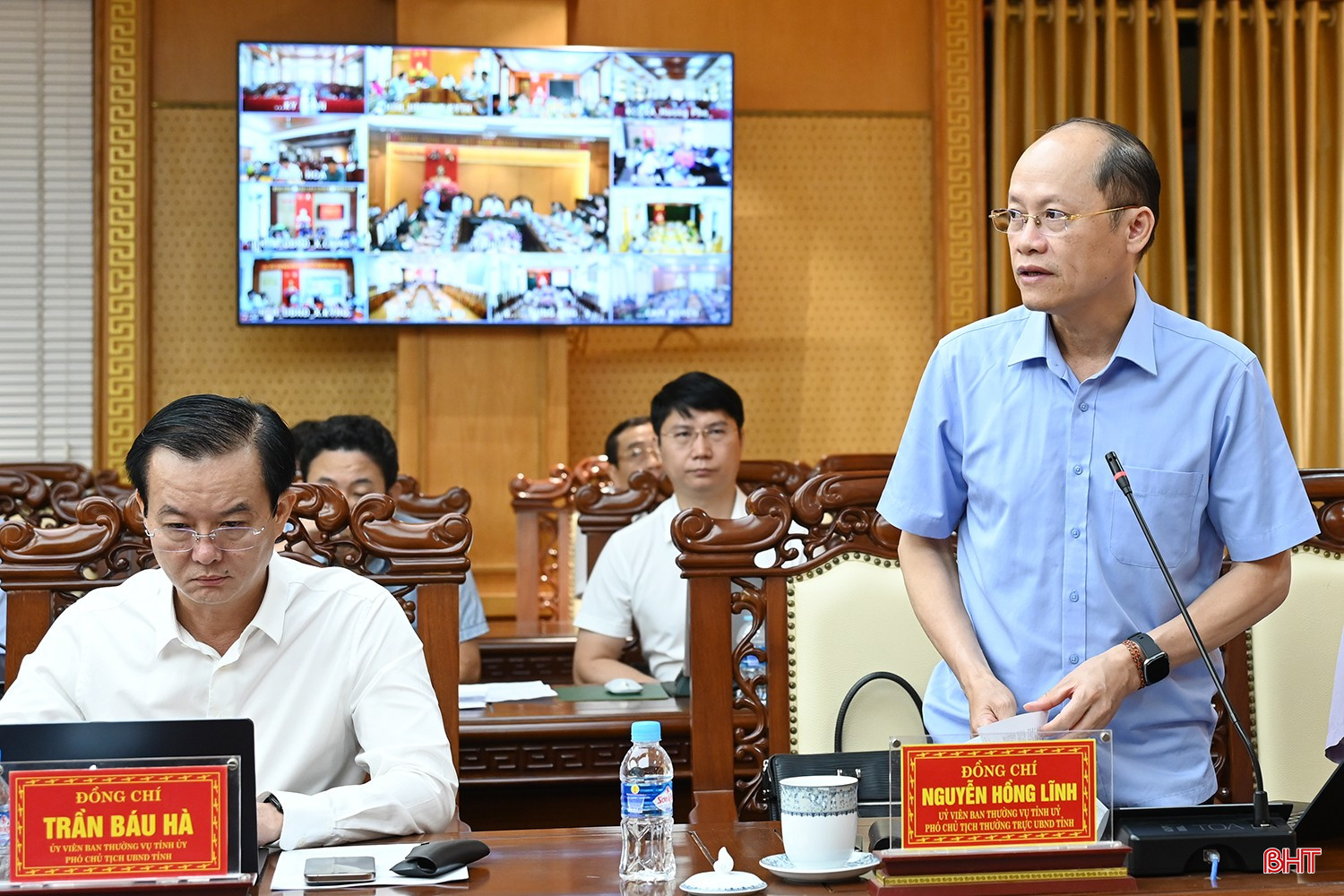 Phó Chủ tịch Thường trực UBND tỉnh Nguyễn Hồng Lĩnh báo cáo tại cuộc họp. bqbht_br_dsc-3d842.jpg