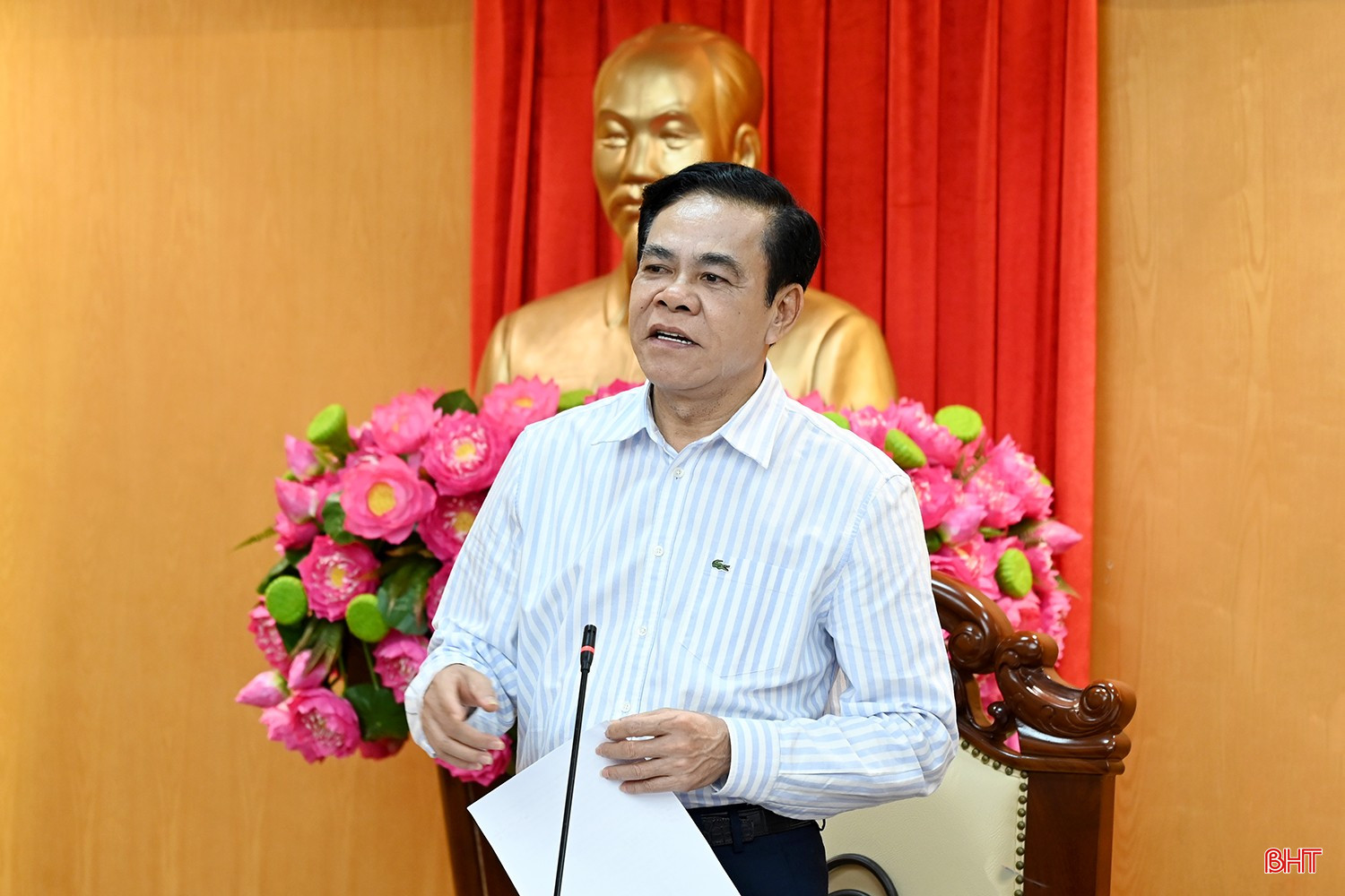 Chủ tịch UBND tỉnh Võ Trọng Hải phát biểu tại cuộc họp. bqbht_br_dsc-388d6.jpg