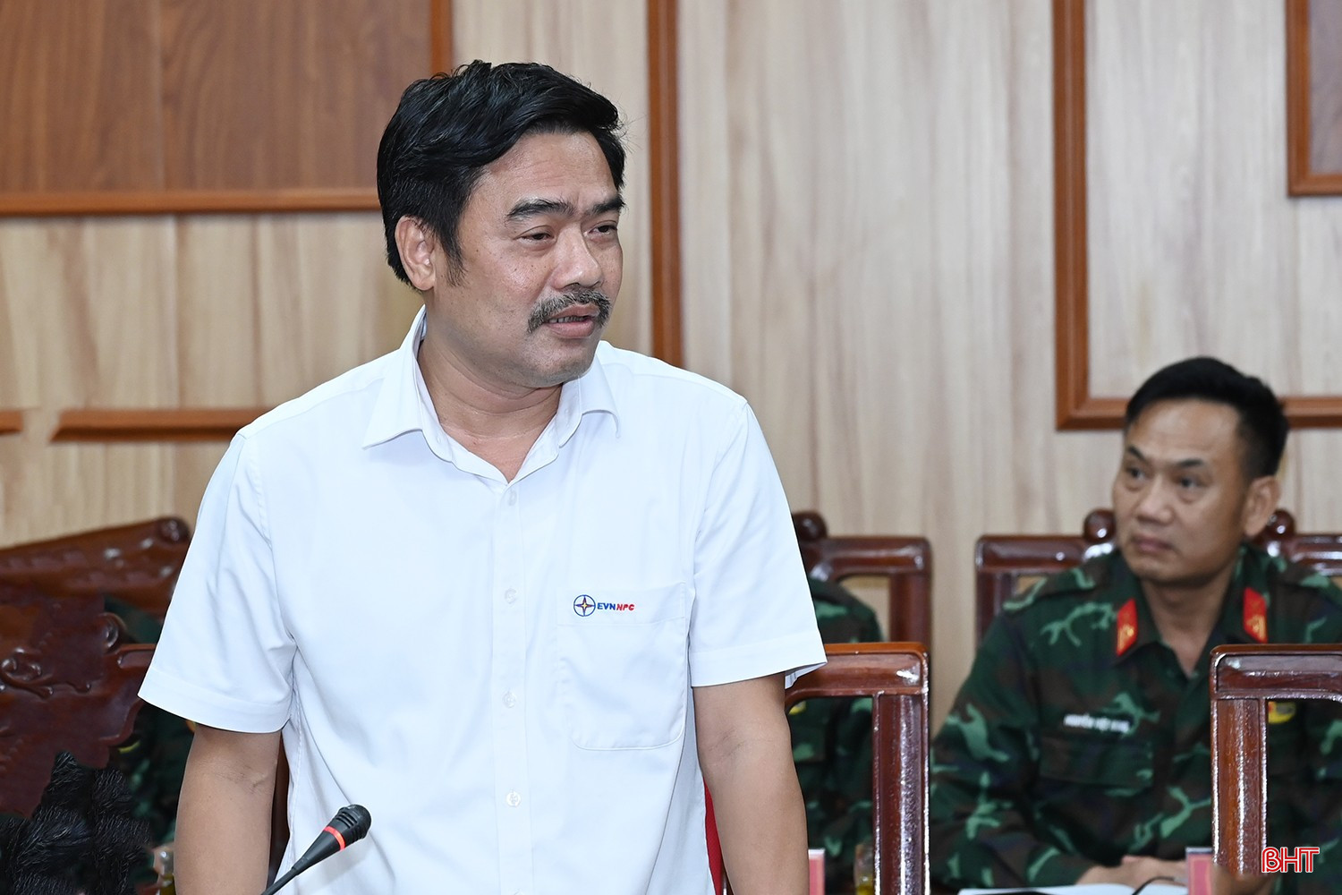 Giám đốc Công ty Điện lực Hà Tĩnh Đỗ Tiến Hùng báo cáo về tình hình lưới điện. Giám đốc Công ty Điện lực Hà Tĩnh Đỗ Tiến Hùng báo cáo về tình hình lưới điện.