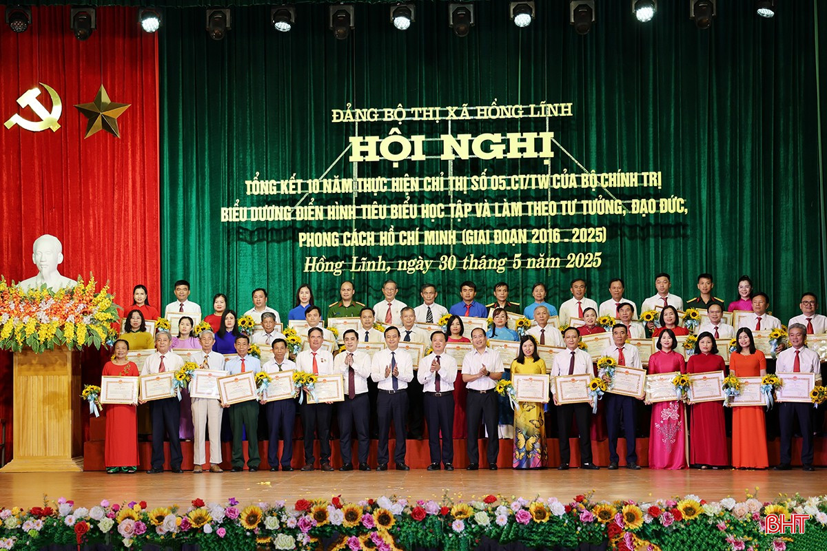 Các đồng chí lãnh đạo tỉnh, thị xã Hồng Lĩnh trao giấy khen cho các tập thể, cá nhân. bqbht_br_img-0568-1-copy.jpg