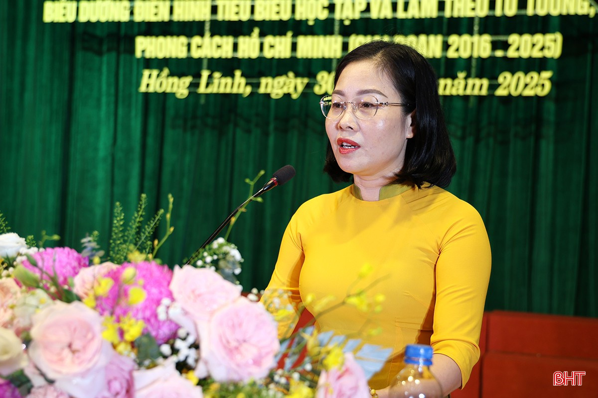 Chủ tịch Hội LHPN thị xã Nguyễn Thị Thắm tham luận tại hội nghị. bqbht_br_img-0457-copy.jpg