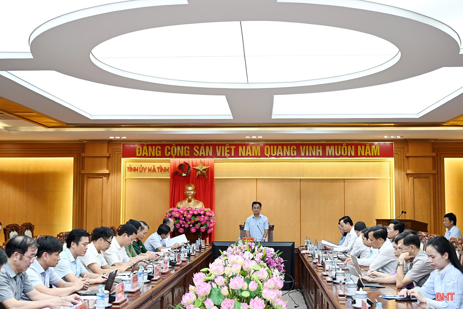 Phó Bí thư Thường trực Tỉnh ủy Trần Thế Dũng chủ trì cuộc họp. bqbht_br_dsca-4789.jpg