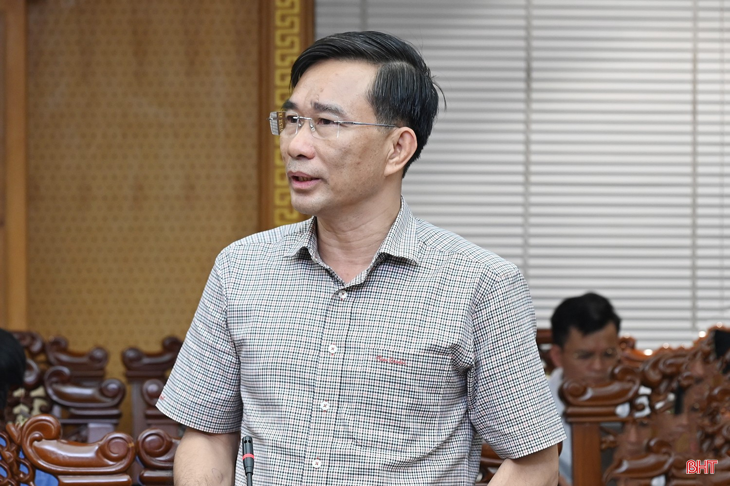 Giám đốc Sở VH-TT&DL Nguyễn Viết Trường báo cáo tiến độ các phần việc tại cuộc họp. bqbht_br_dscd-4812-copy.jpg