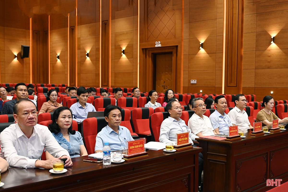 Đại biểu dự hội nghị tại điểm cầu Văn phòng Tỉnh ủy.