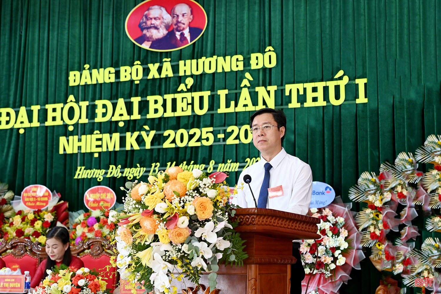 Đồng chí Phan Kỳ - Bí thư Đảng ủy, Chủ tịch HĐND xã Hương Đô trình bày dự thảo báo cáo chính trị. bqbht_br_dsc-1744d.jpg