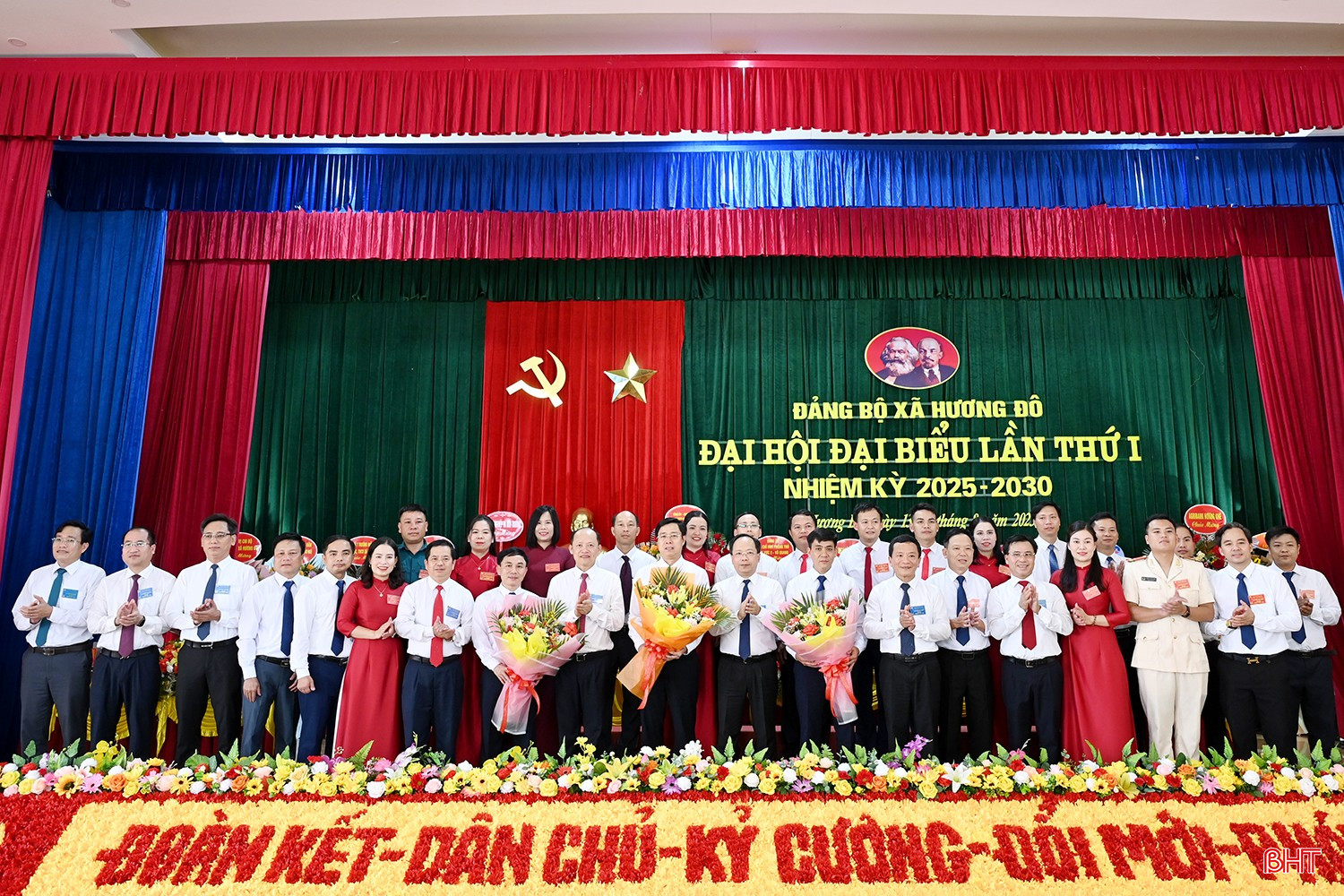 Bí thư Tỉnh ủy Nguyễn Duy Lâm và các đồng chí trong đoàn công tác của tỉnh tặng hoa chúc mừng Ban Chấp hành Đảng bộ xã Hương Đô nhiệm kỳ mới. bqbht_br_dscd-dd1929.jpg
