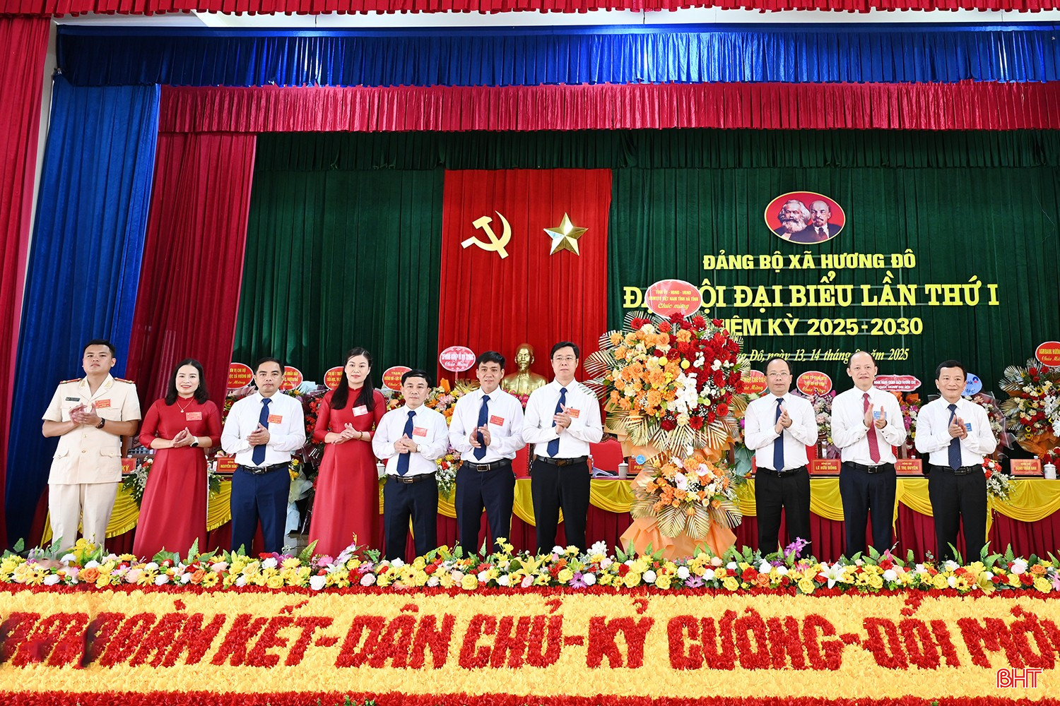 Bí thư Tỉnh ủy Nguyễn Duy Lâm và lãnh đạo tỉnh tặng hoa chúc mừng đại hội. bqbht_br_dsc-16d43.jpg