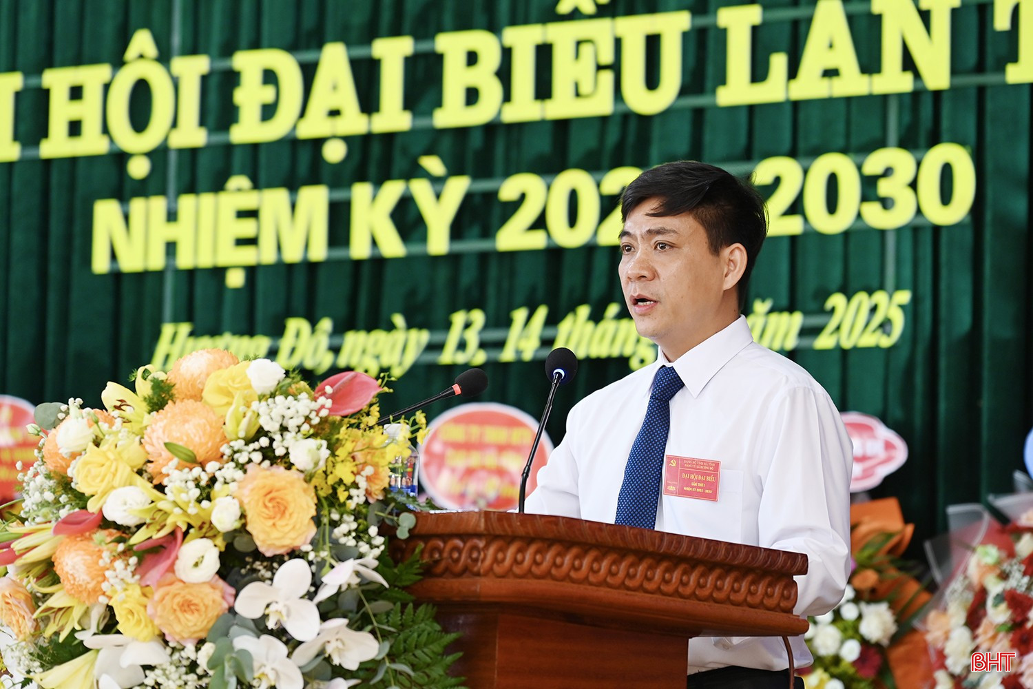Phó Bí thư Thường trực Đảng ủy xã Lê Trọng Dũng báo cáo tổng hợp ý kiến góp ý văn kiện đại hội cấp trên. bqbht_br_dsc-d1613.jpg