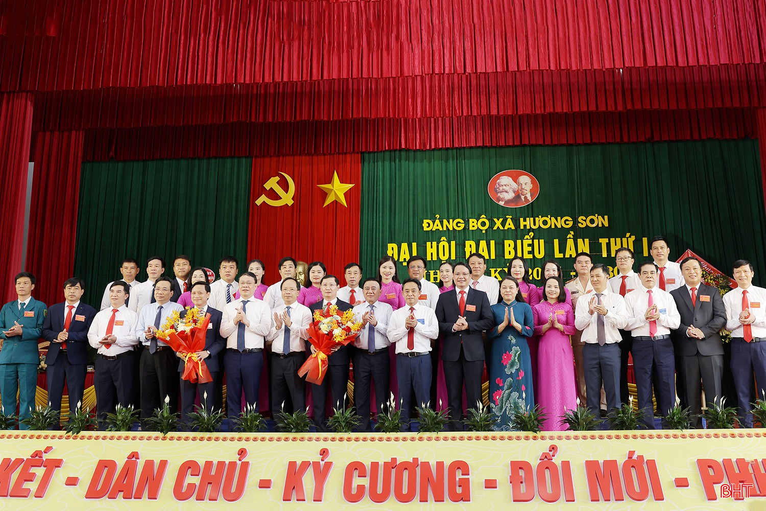 Đồng chí Trần Cẩm Tú và các đại biểu trung ương, lãnh đạo tỉnh tặng hoa chúc mừng Ban Chấp hành Đảng bộ xã Hương Sơn. bqbht_br_153a1f547-2500.jpg
