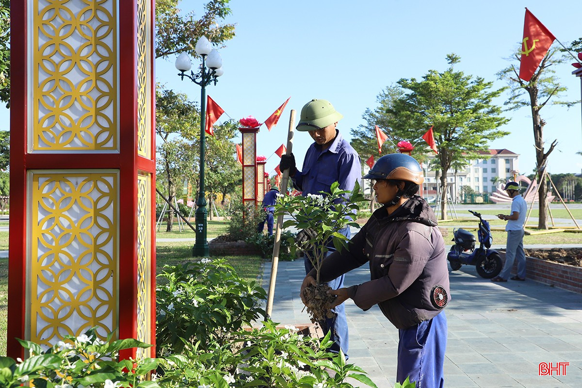 Người lao động của Công ty Cổ phần Môi trường và công trình đô thị Hà Tĩnh bướ vào đợt cao điểm mới hướng tới phục vụ Đại hội Đảng bộ tỉnh. bqbht_br_img-14d76.jpg