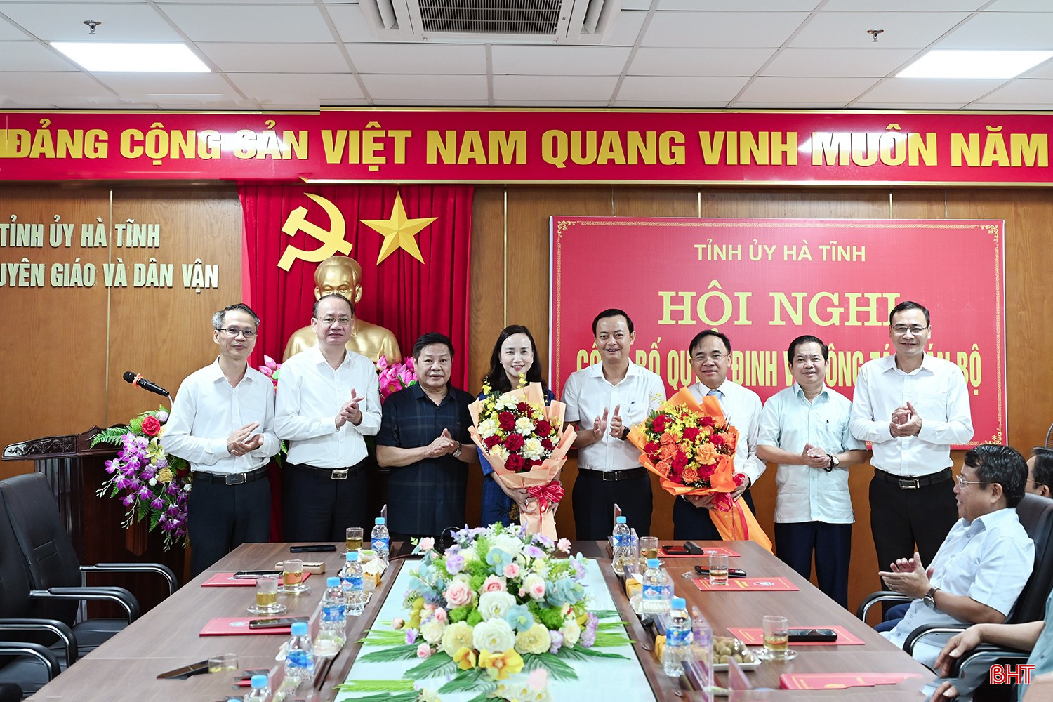 Lãnh đạo Ban Tuyên giáo và Dân vận Tỉnh ủy tặng hoa chúc mừng các đồng chí tân Phó Trưởng ban. bqbht_br_dsc-d2342.jpg