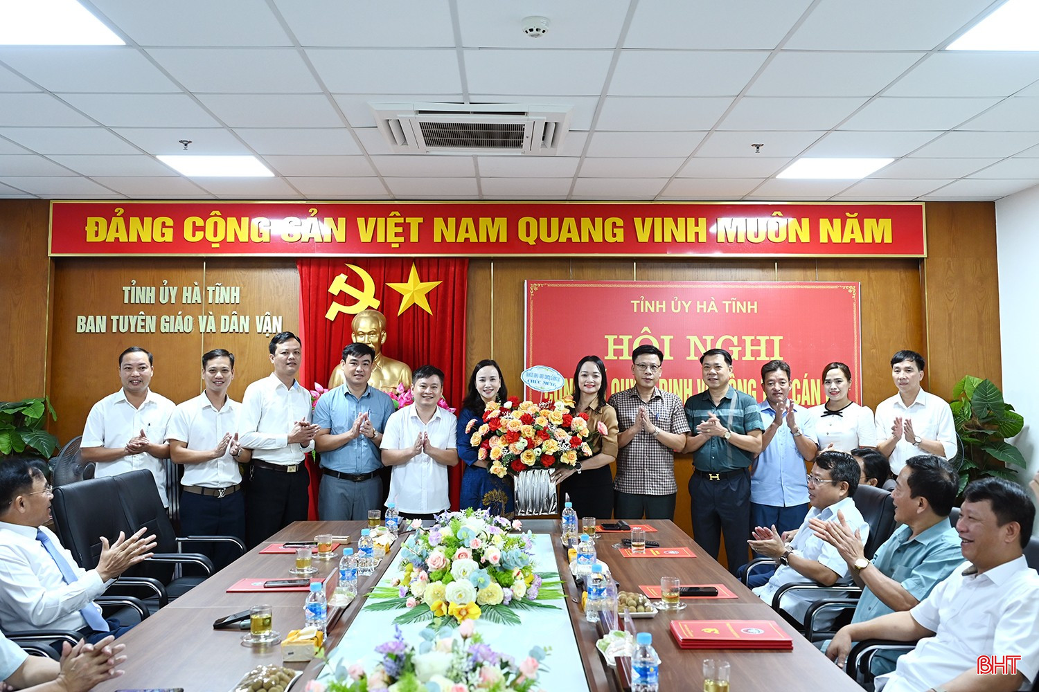 Ban Thường vụ Đảng ủy xã Đồng Lộc tặng hoa chúc mừng đồng chí Đặng Thị Quỳnh Diệp. bqbht_br_dsc-234d9.jpg