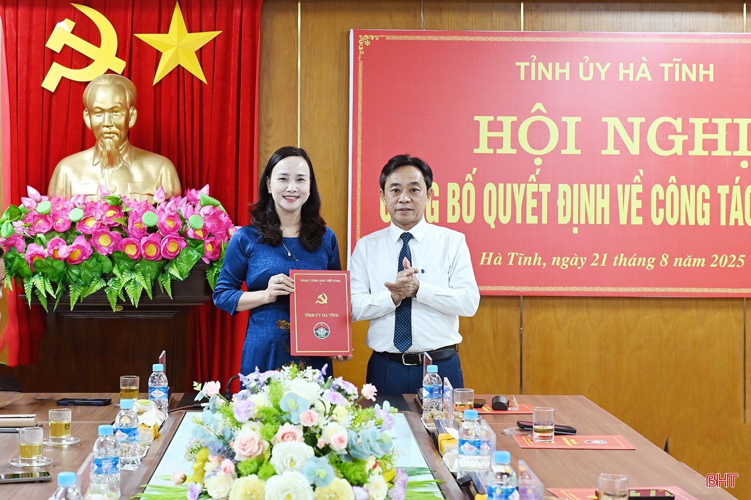 Phó Bí thư Thường trực Tỉnh ủy trao quyết định cho đồng chí Đặng Thị Quỳnh Diệp... bqbht_br_dsc-23d08.jpg