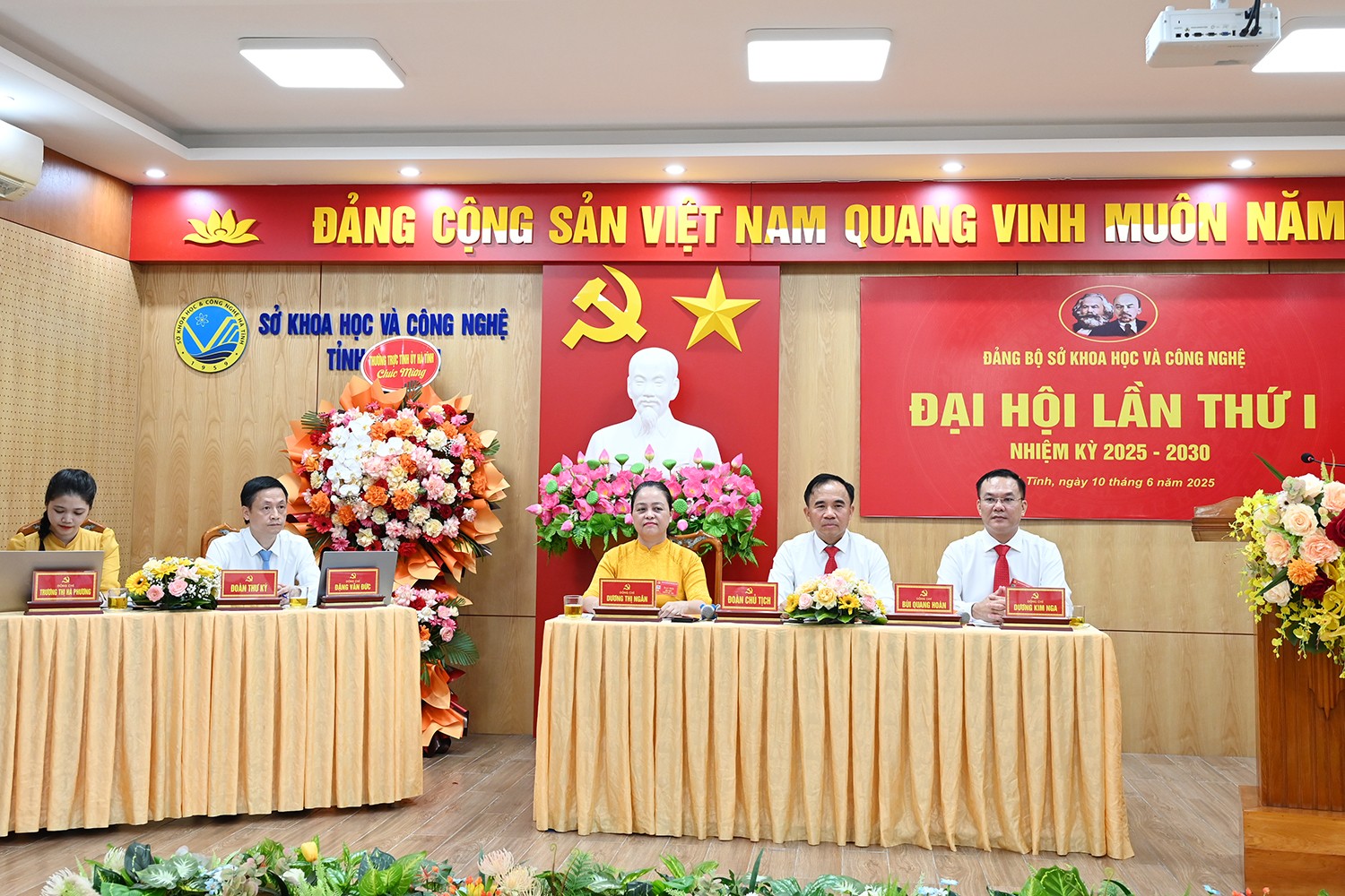 Đoàn chủ tịch và thư ký đại hội. dsc-6283-copy.jpg