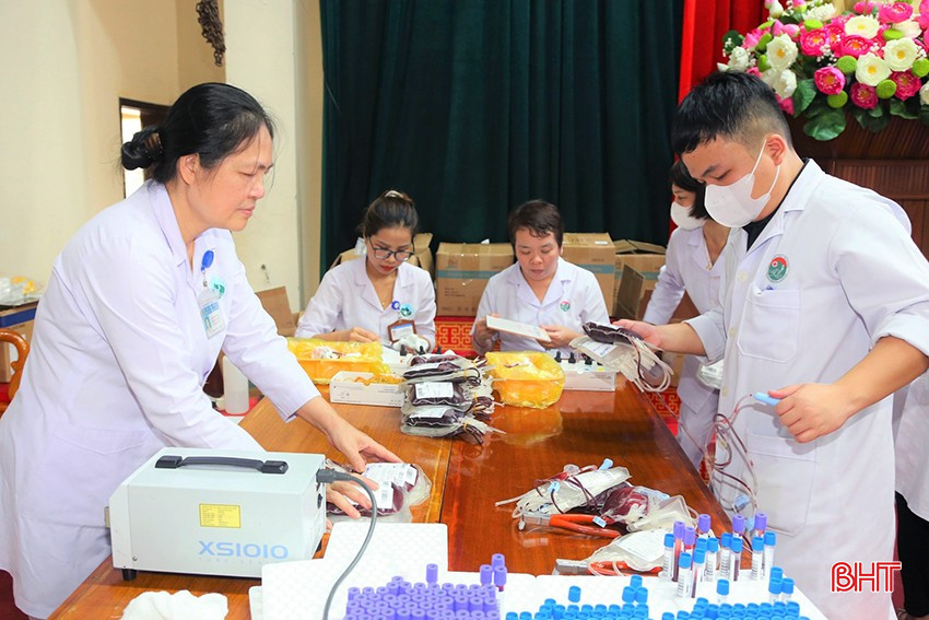 នៅចុងបញ្ចប់នៃពិធីបុណ្យ អ្នករៀបចំបានប្រមូលឈាមចំនួន 311 ប្លោក បញ្ចូលទៅក្នុងស្តុកឈាមនៅនាយកដ្ឋានឈាម និងបញ្ចូលឈាម-មន្ទីរពេទ្យបង្អែកខេត្ត ដើម្បីបម្រើសង្គ្រោះបន្ទាន់ និងព្យាបាលអ្នកជំងឺ។ bqbht_br_addad.jpg