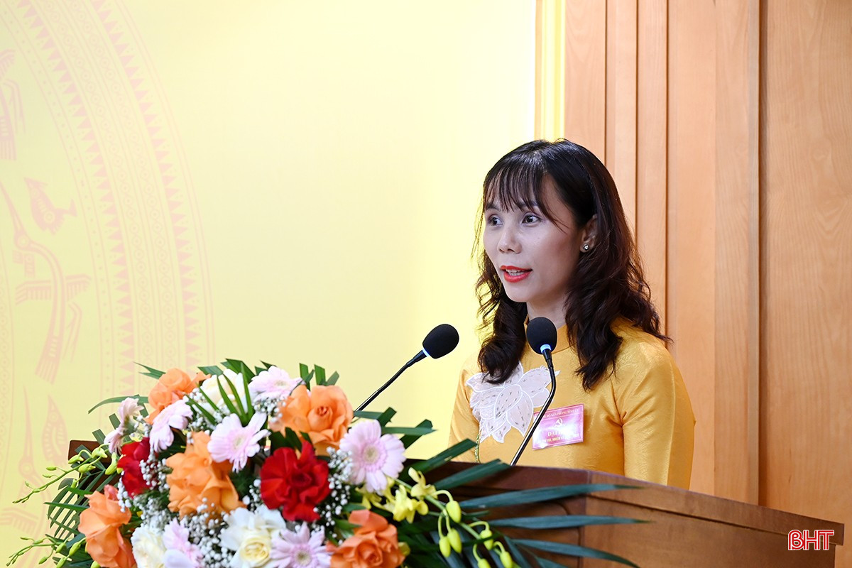 Phó Chánh Văn phòng Tỉnh ủy Nguyễn Thị Như Ngọc trình bày báo cáo chính trị. bqbht_br_dsc-5698-copy.jpg
