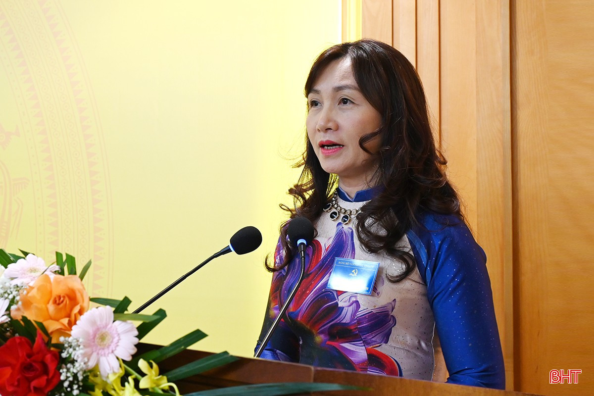 Phát biểu chỉ đạo đại hội, đồng chí Nguyễn Thị Mai Thủy - Tỉnh ủy viên, Phó Bí thư Đảng ủy Các cơ quan Đảng tỉnh nhấn mạnh một số nội dung trọng tâm Đảng bộ Văn phòng Tỉnh ủy cần tập trung thực hiện trong nhiệm kỳ tới, đồng thời yêu cầu, ngay sau đại hội, Ban Chấp hành Đảng bộ cần kịp thời phân công nhiệm vụ cụ thể, đưa nghị quyết đi vào thực tiễn, thực hiện tốt các nhiệm vụ chính trị. Trước mắt, cần triển khai hiệu quả các phong trào thi đua chào mừng đại hội Đảng các cấp nhiệm kỳ 2025 - 2030. bqbht_br_dsc-5737-copy.jpg
